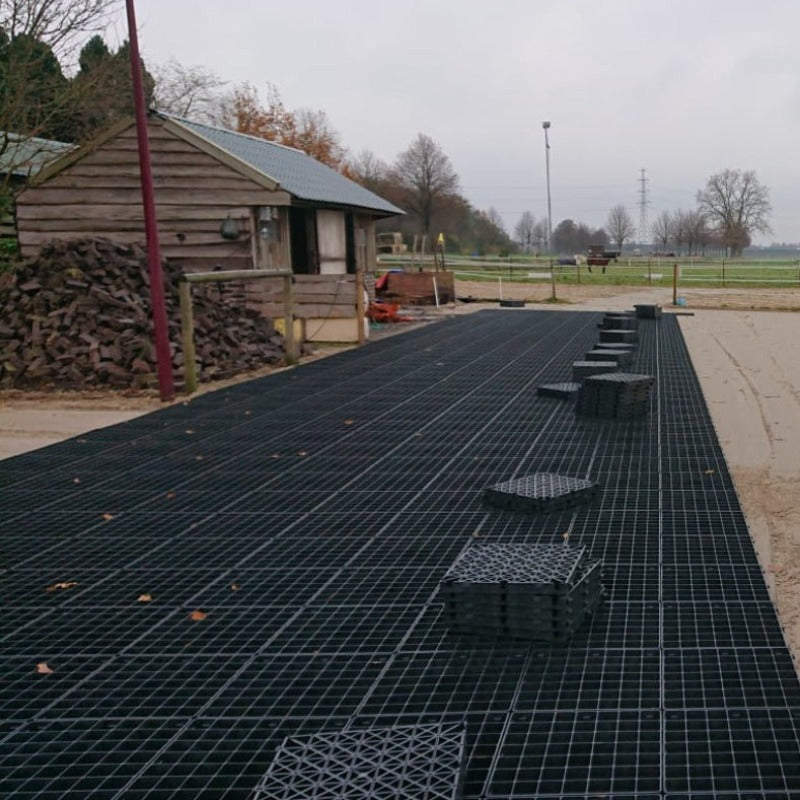 Dauerhafte befestigte Flächen bieten nur die original Paddockplatten von WKH GmbH